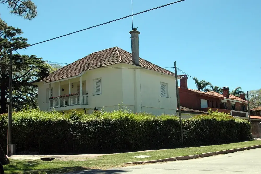 Casa residencial con patio en el barrio Carrasco de Montevideo