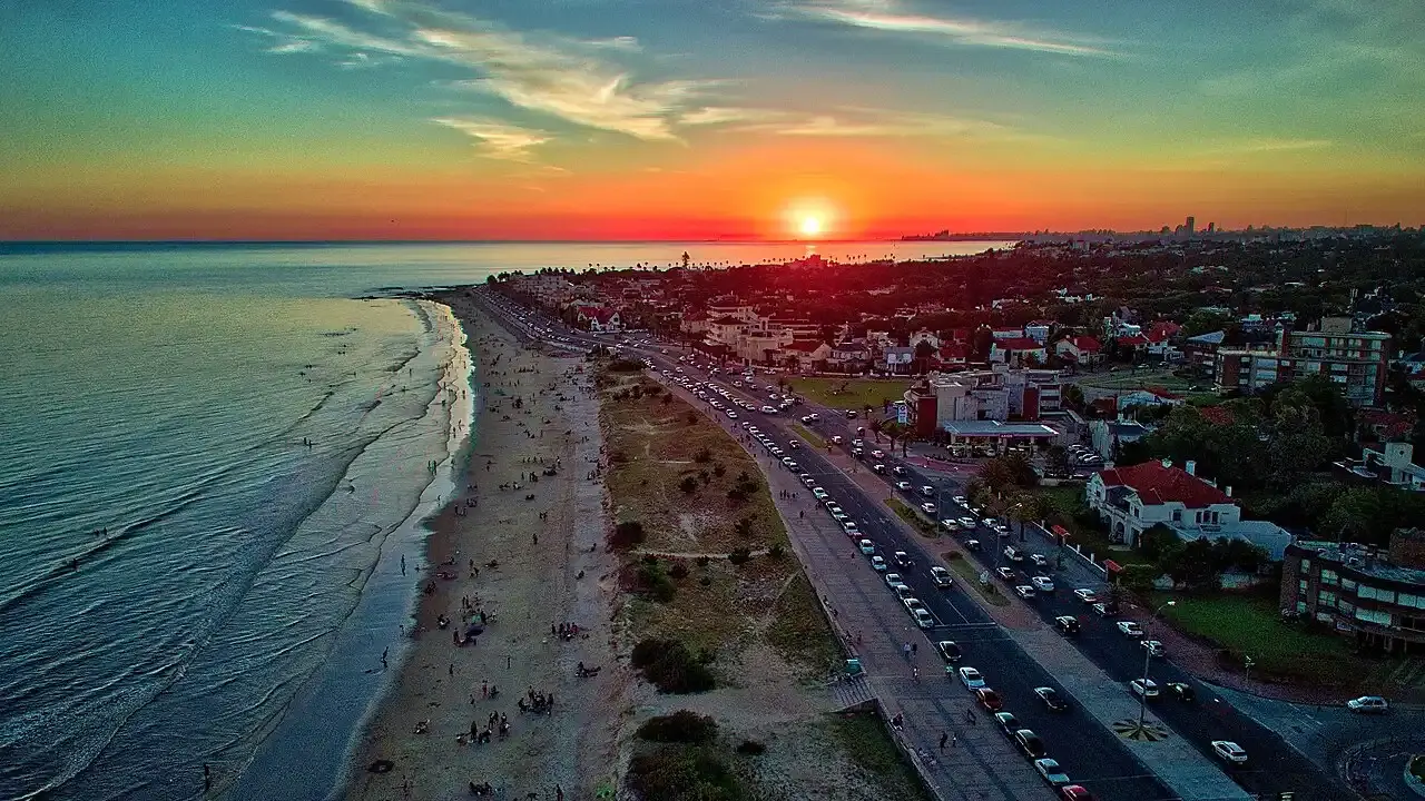 Vista aérea de la Playa Carrasco y la Rambla Tomás Berreta al atardecer, Montevideo