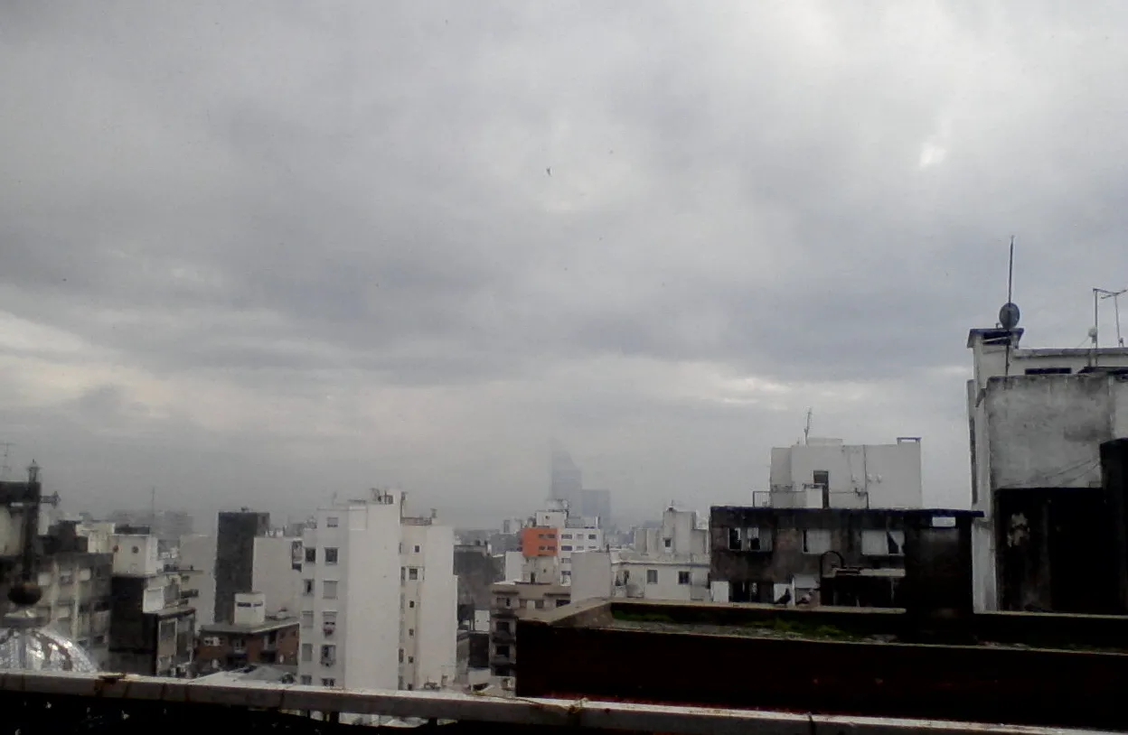 Vista de techos y edificios del barrio Cordón, Montevideo, en un día nublado