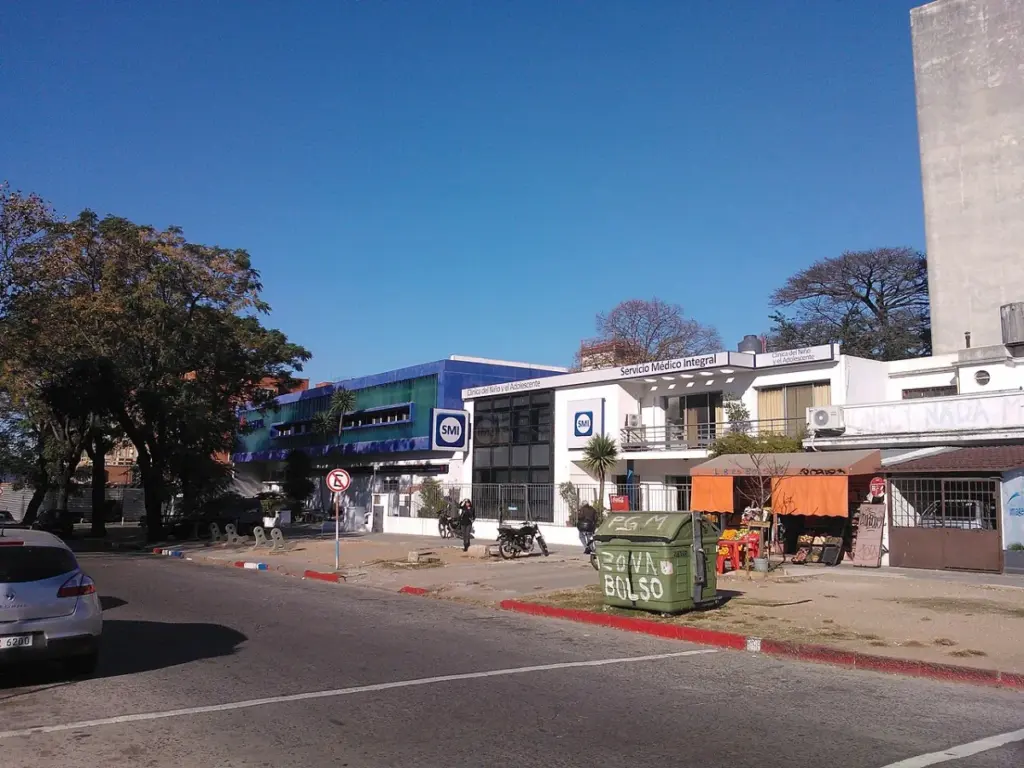 Fachada del Sanatorio SMI (Servicio Médico Integral) en el barrio La Blanqueada, Montevideo