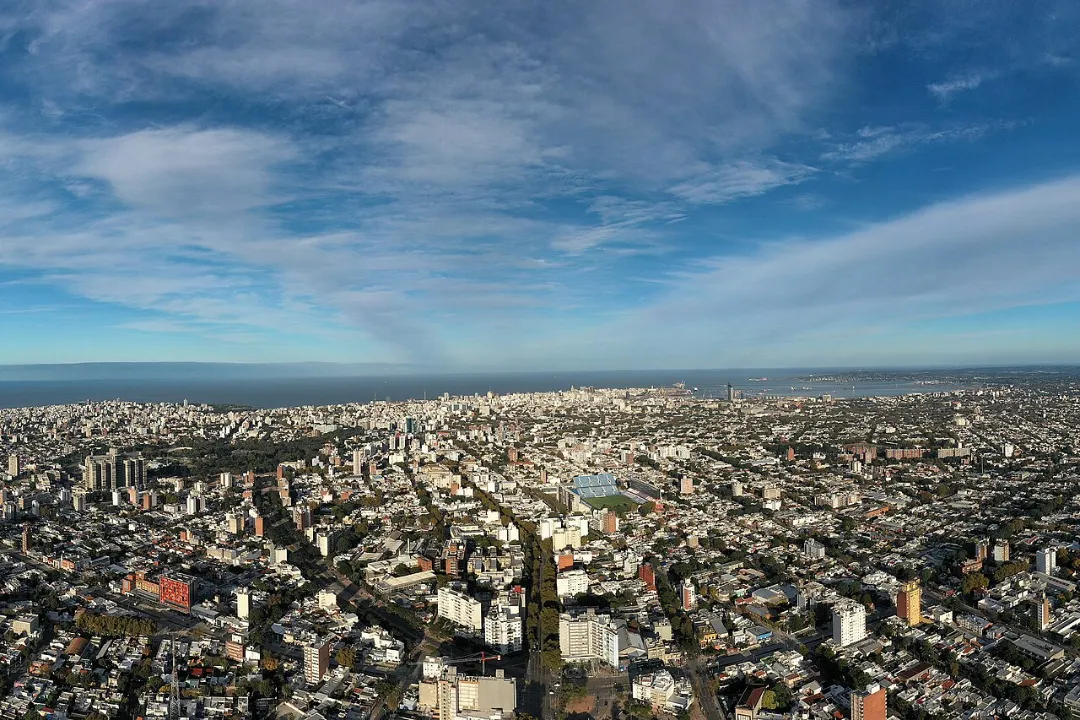 Vista aérea de La Blanqueada y su entorno urbano en Montevideo, con el Río de la Plata de fondo