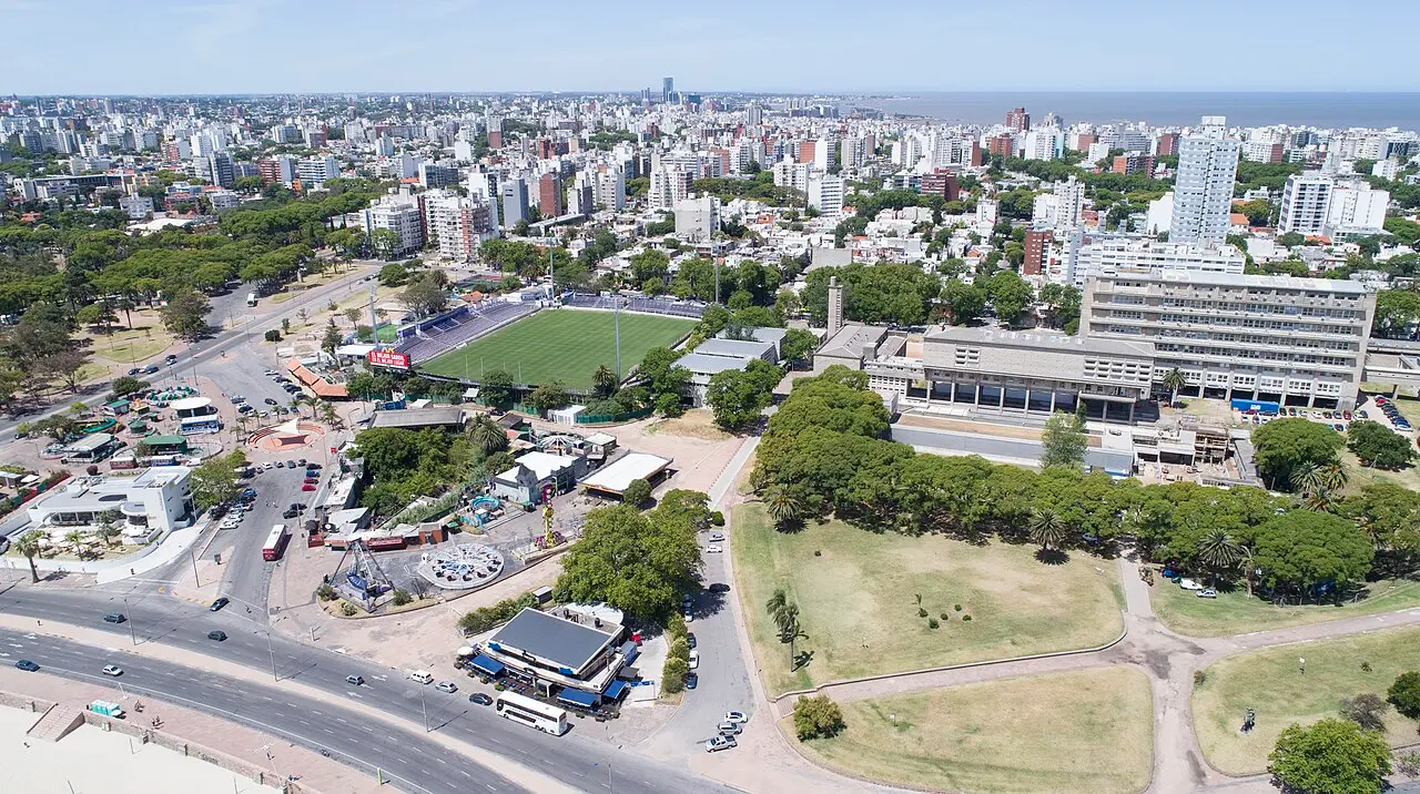 Vista aérea de Parque Rodó con el Estadio Luis Franzini, el parque y la costa de Montevideo al fondo