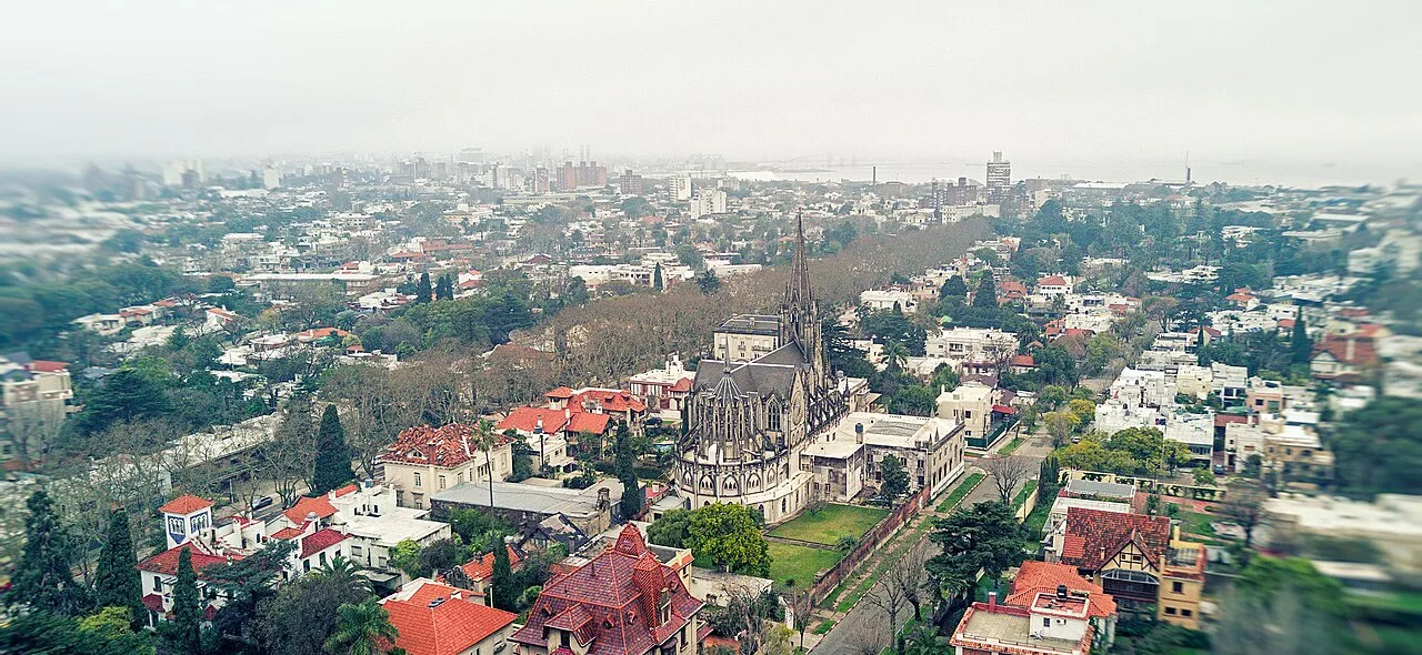 Vista aérea de casonas eclécticas y una capilla neogótica en el barrio Prado, Montevideo
