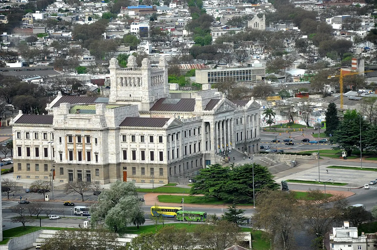 Vista aérea del Palacio Legislativo y el barrio Aguada, Montevideo