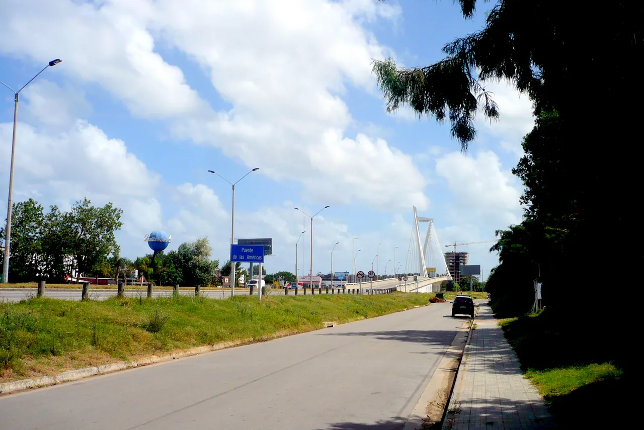 Avenida Giannattasio en Barra de Carrasco, con el Puente de las Américas al fondo, Ciudad de la Costa