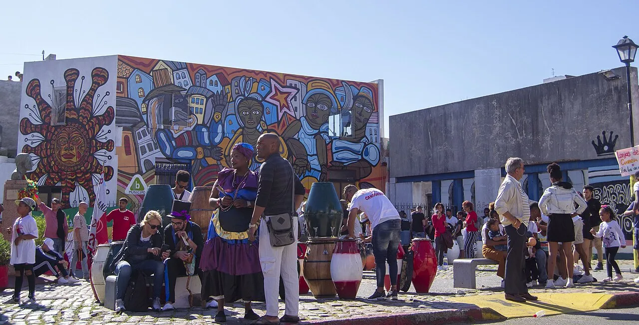 Comparsa y mural de candombe en un espacio público de Barrio Sur, cuna del ritmo afrouruguayo