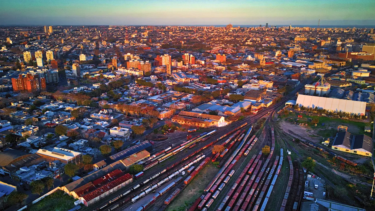 Vista aérea de Montevideo con la playa de vías y talleres ferroviarios cerca de Bella Vista, el barrio del primer tren de la ciudad