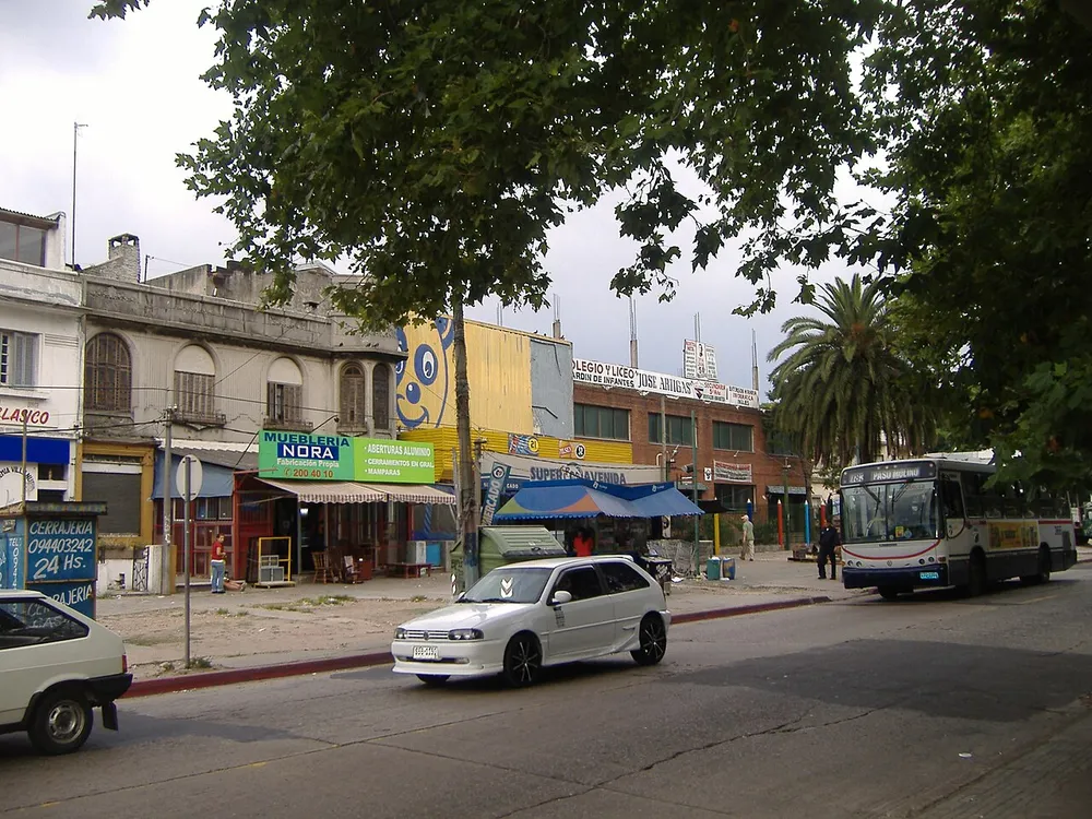Colegio y Liceo José Artigas sobre Avenida Luis Alberto de Herrera, Brazo Oriental
