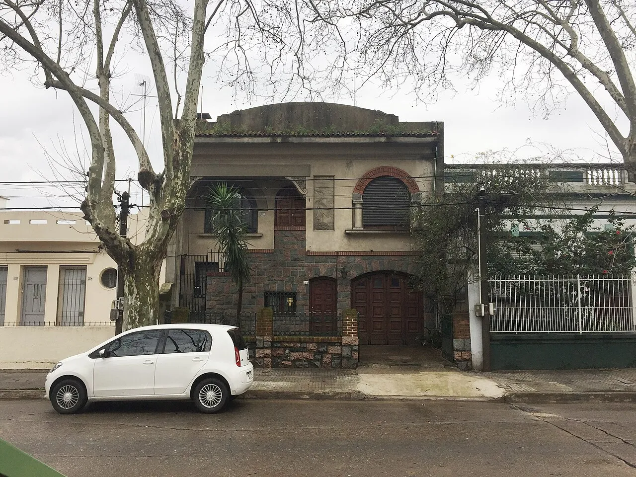 Vivienda de dos plantas con fachada de piedra y arcos en el barrio Brazo Oriental, Montevideo