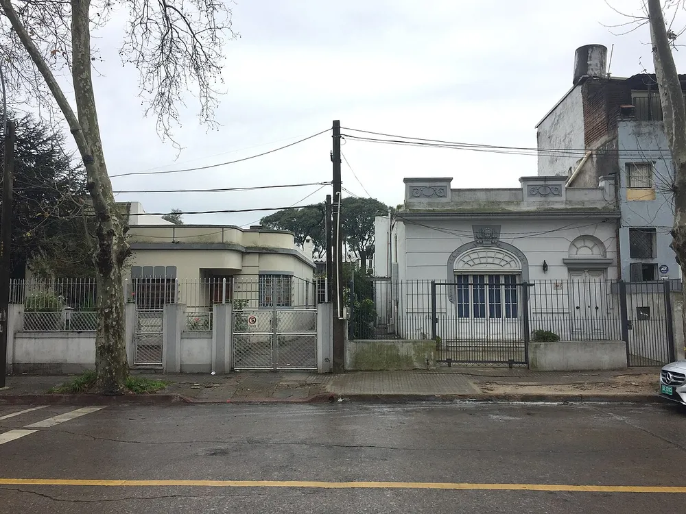 Calle residencial con viviendas clásicas en el barrio Brazo Oriental, Montevideo