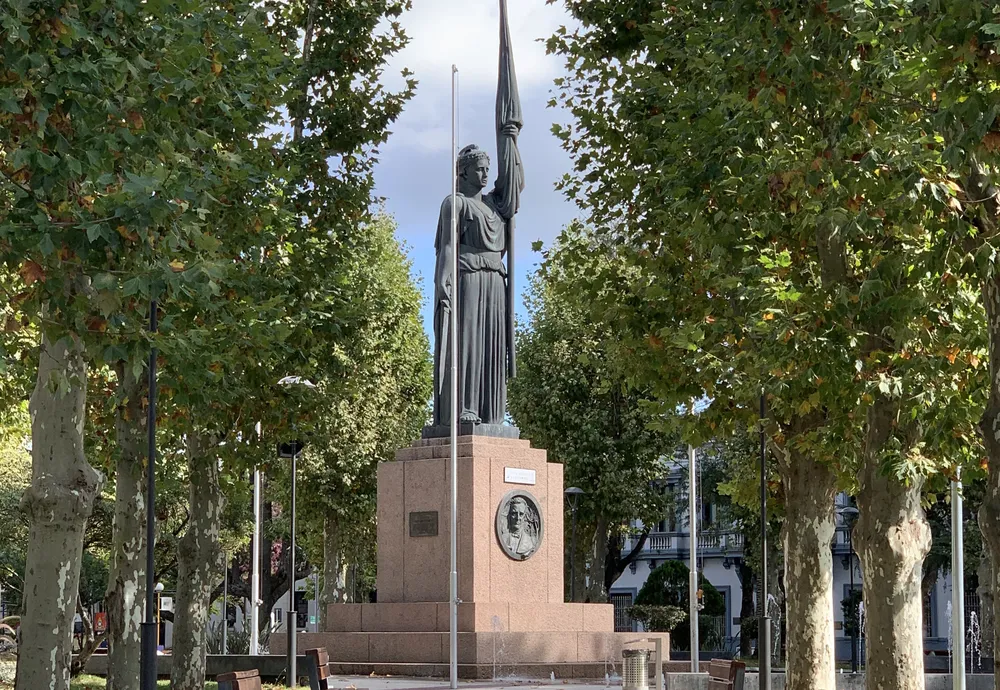 Monumento a la Bandera en la Plaza 18 de Julio, enmarcado por la doble hilera de plátanos de la avenida
