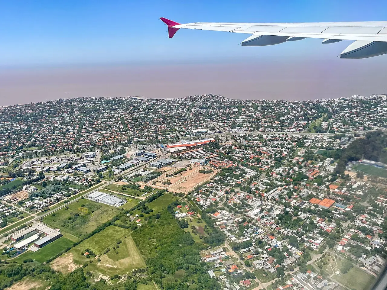 Vista aérea de la zona de Carrasco Norte, con el trazado residencial y una zona comercial en el borde del barrio