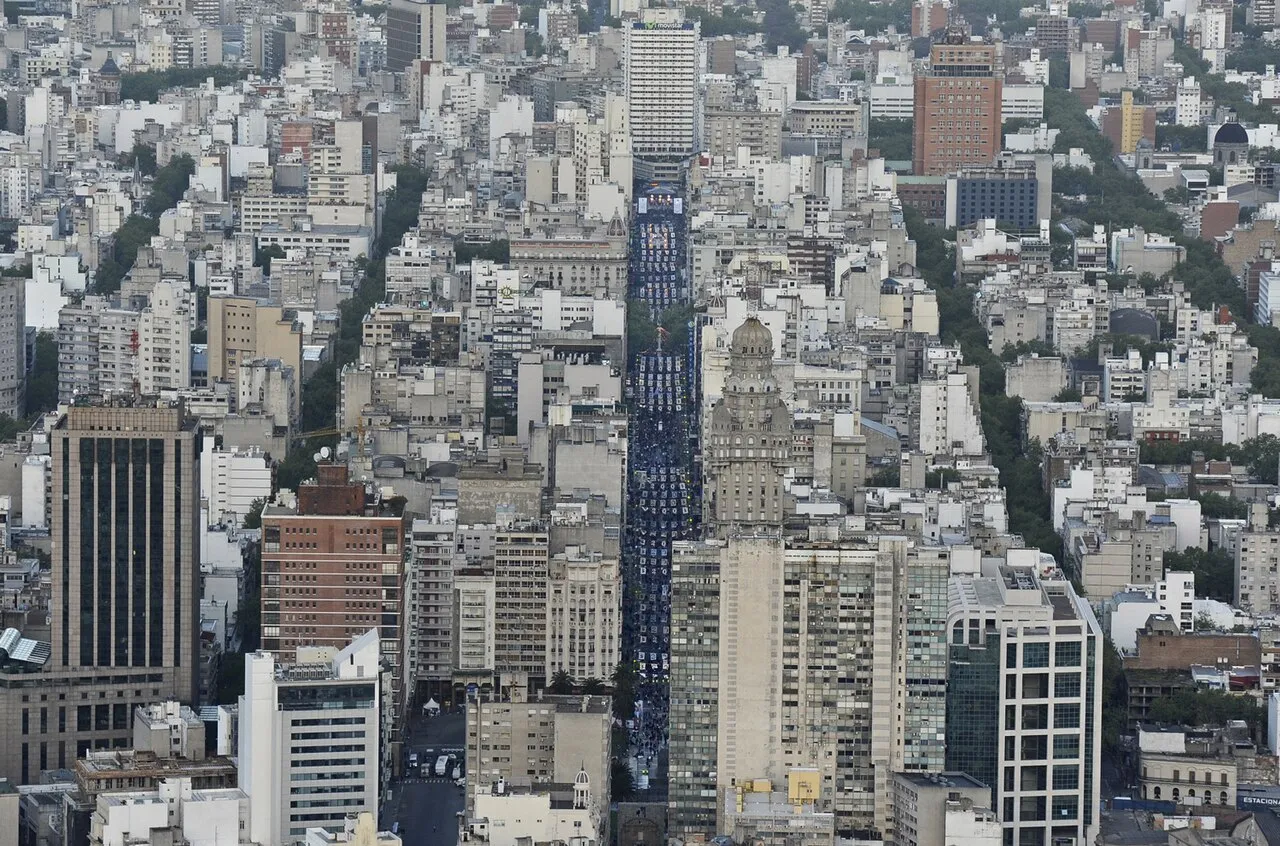Vista aérea de la Avenida 18 de Julio con el Palacio Salvo, en el barrio Centro, Montevideo