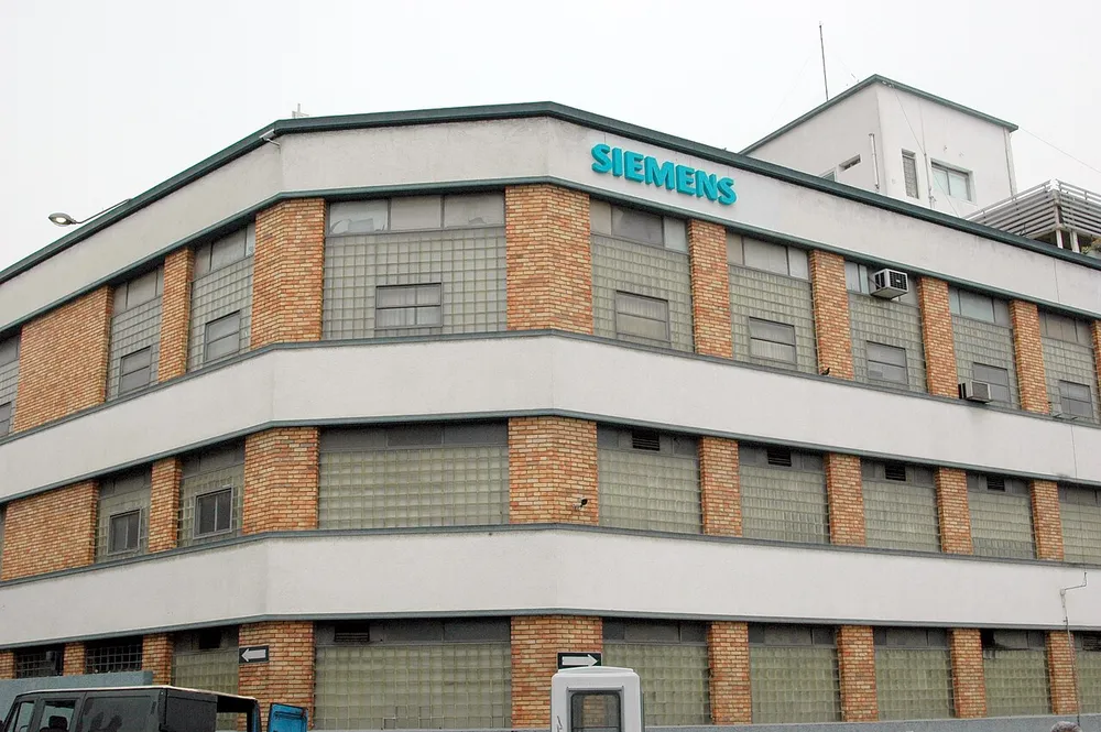 Edificio de oficinas con cartel de Siemens en el barrio Centro, Montevideo
