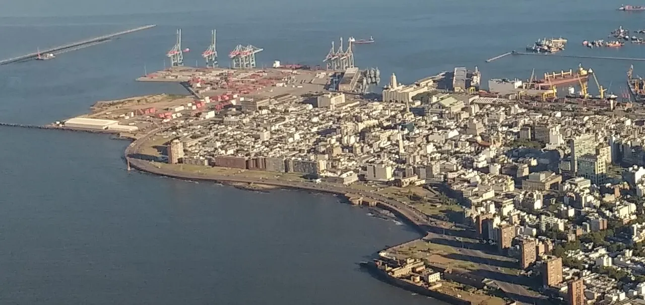 Vista aérea de la península de Ciudad Vieja, Montevideo, rodeada por el puerto y el Río de la Plata