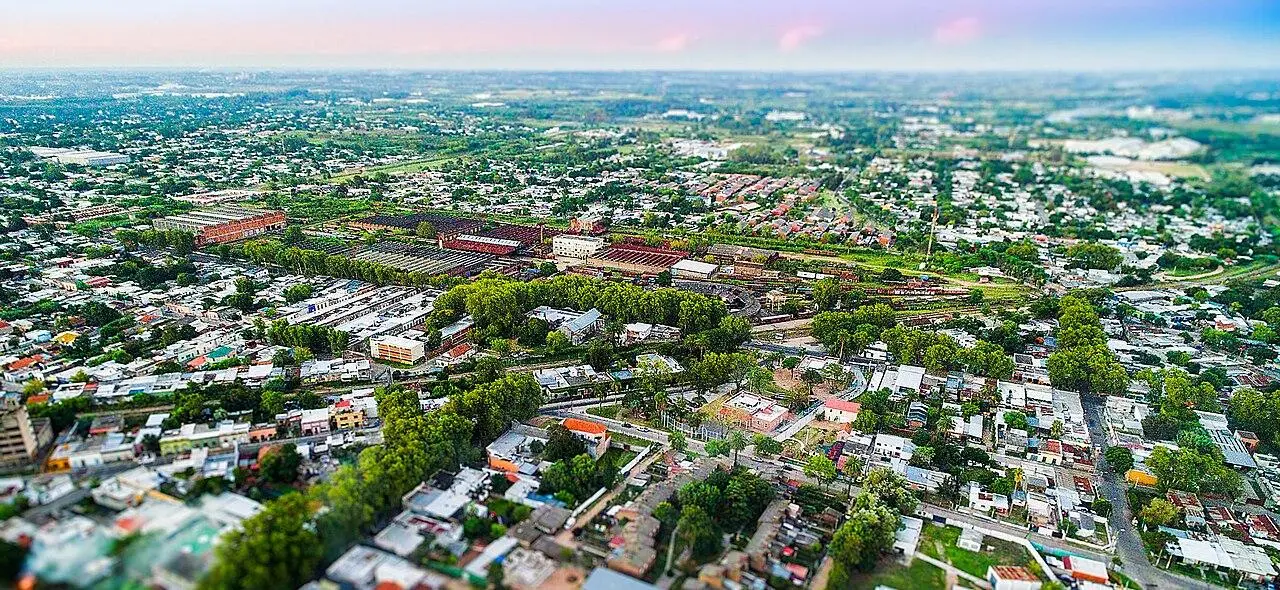 Vista aérea del barrio Colón, Montevideo, con la vieja traza ferroviaria y el tejido residencial de casas y quintas