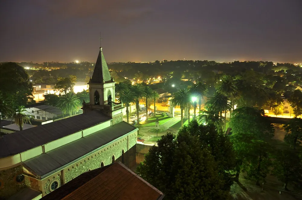 Torre de la iglesia del Colegio Pío IX iluminada de noche, Villa Colón, Montevideo