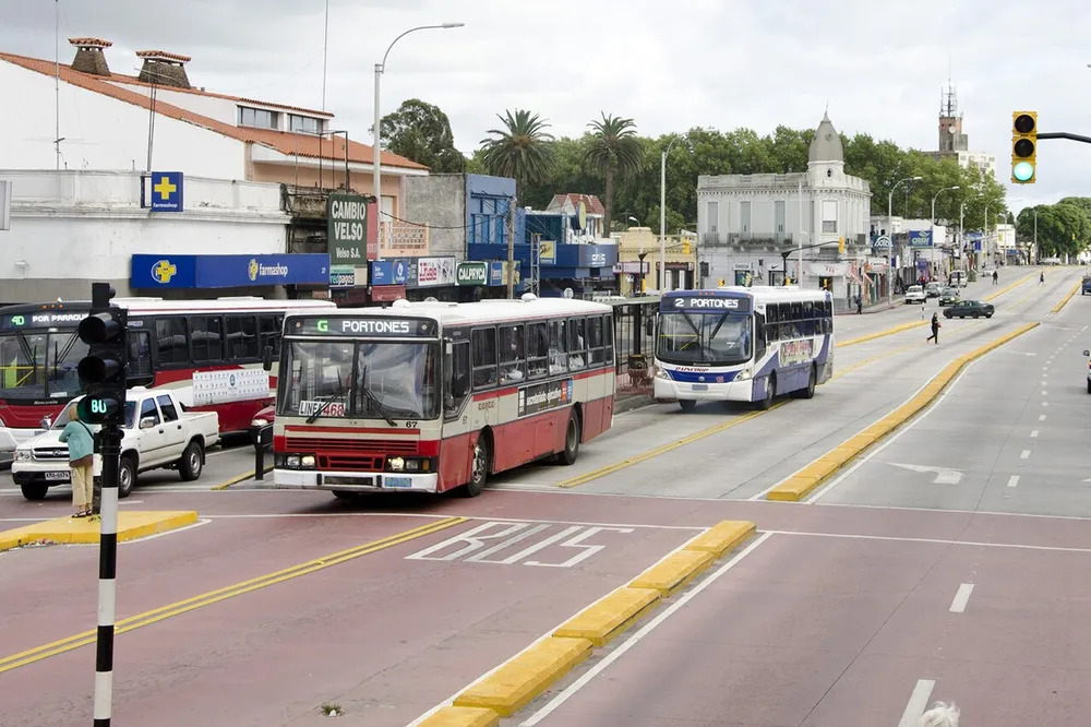 Ómnibus de la línea G Portones circulando por el carril exclusivo del Corredor Garzón, barrio Colón