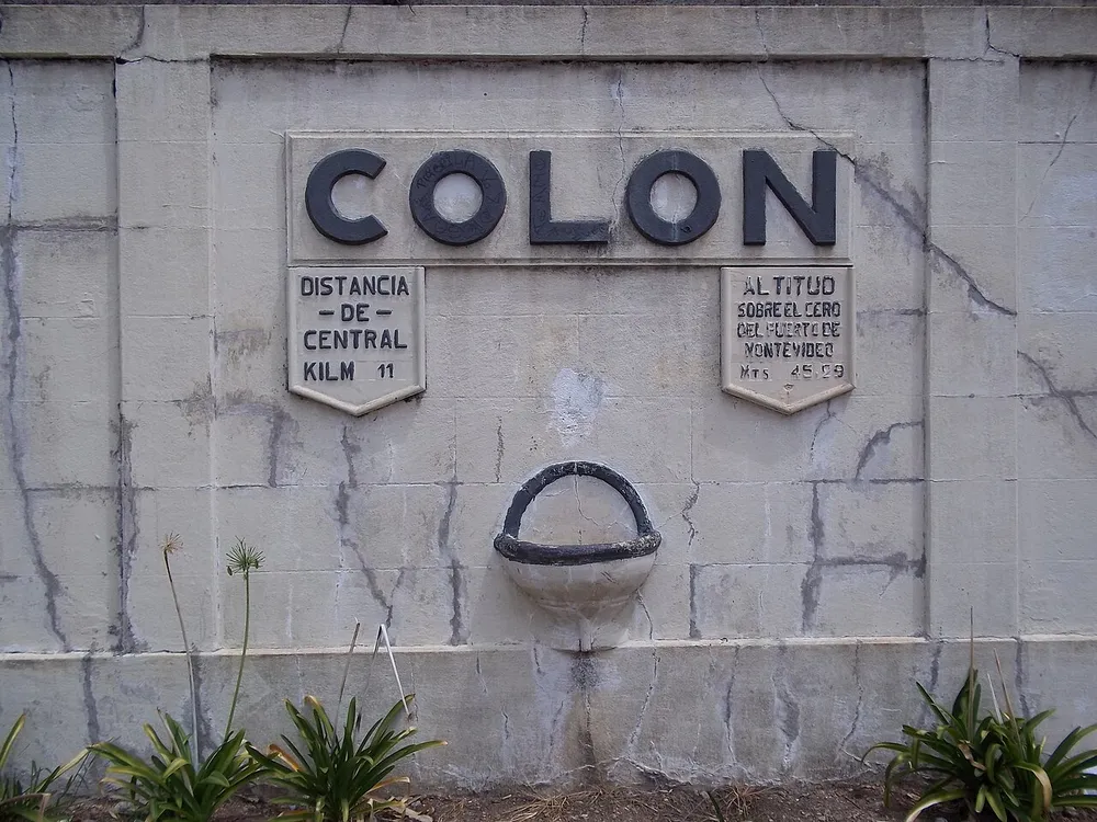 Mojón histórico con el nombre Colón, la distancia a Montevideo Centro y la altitud, barrio Colón