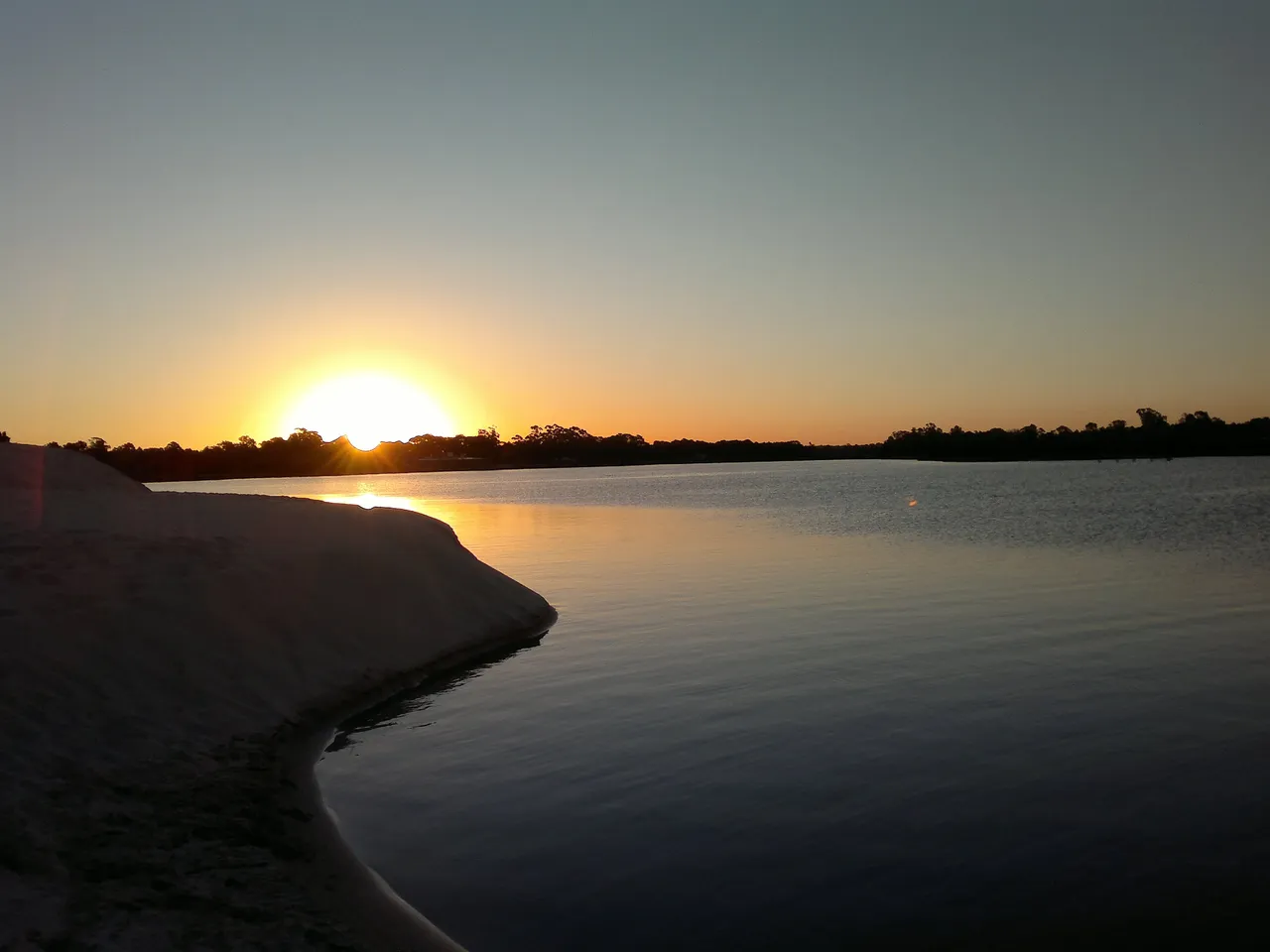 Atardecer junto al agua en El Pinar, Ciudad de la Costa