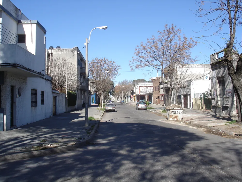 Calle residencial con casas bajas en el barrio La Comercial, Montevideo