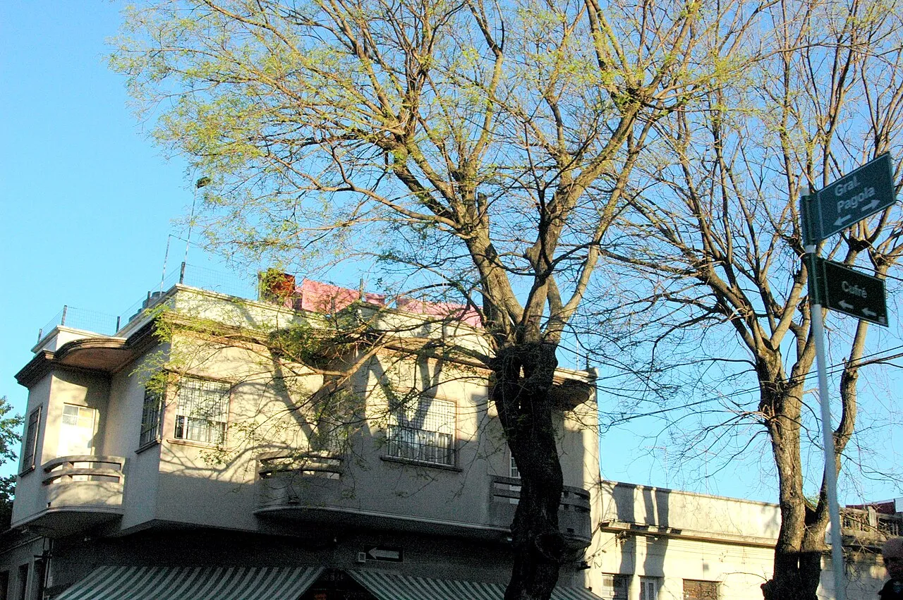 Edificio de estilo art decó en la esquina de General Pagola y Cufré, en el barrio La Comercial, Montevideo