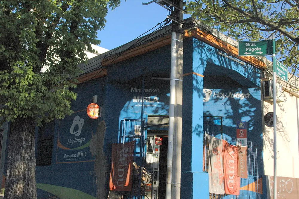 Minimarket de esquina sobre la calle General Pagola, en el barrio La Comercial, Montevideo