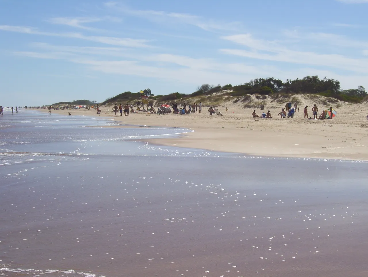 Playa de Lagomar sobre la Rambla Costanera en Ciudad de la Costa, Canelones, con bañistas y dunas costeras