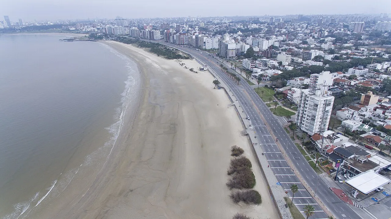 Vista aérea de la rambla y la playa de Malvín, con la mezcla de casas bajas y torres de apartamentos que caracteriza al barrio