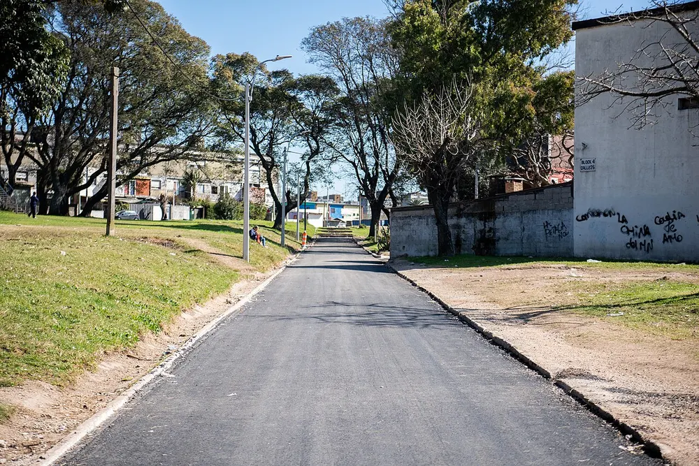 Calle interna de un complejo de vivienda cooperativa en Malvín Norte, con cartel de identificación de bloque