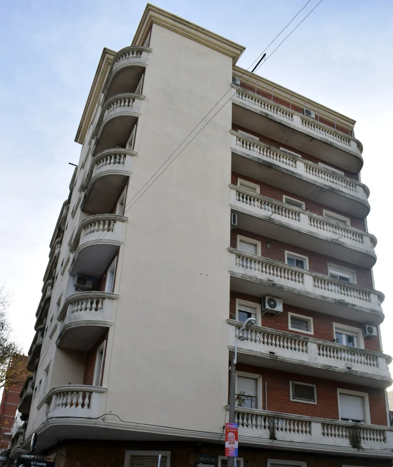 Edificio de estilo ecléctico con balcones curvos sobre la avenida Andrés Martínez Trueba, en el barrio Palermo, Montevideo