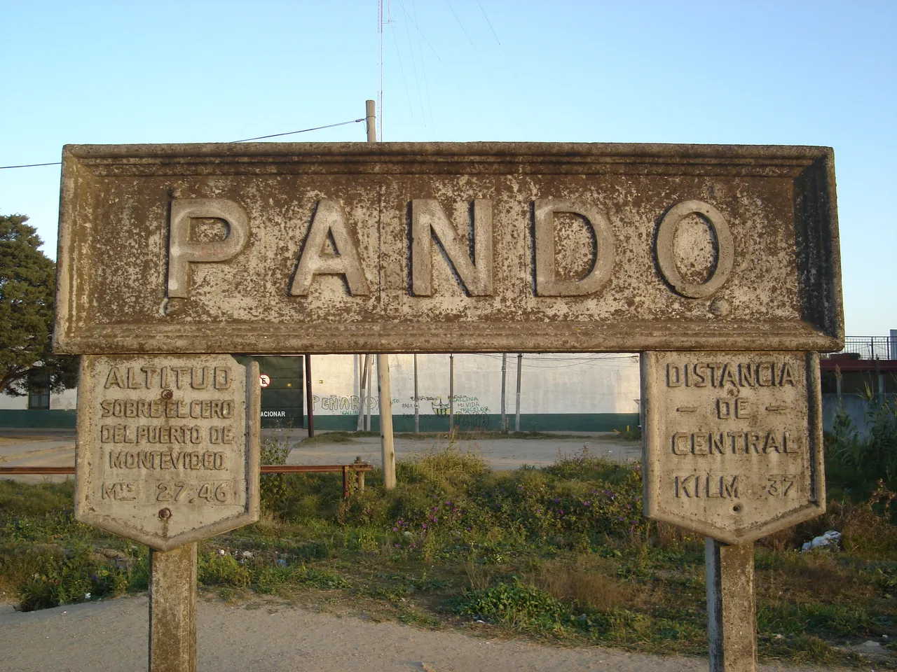 Cartel de bienvenida a Pando, con el mojón de altitud y distancia a Montevideo, sobre el acceso a la ciudad