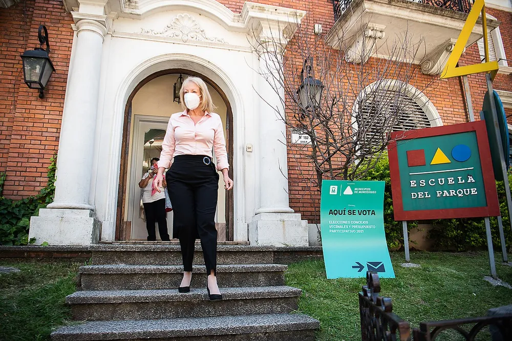 Ingreso a una escuela pública del barrio Parque Batlle, Montevideo