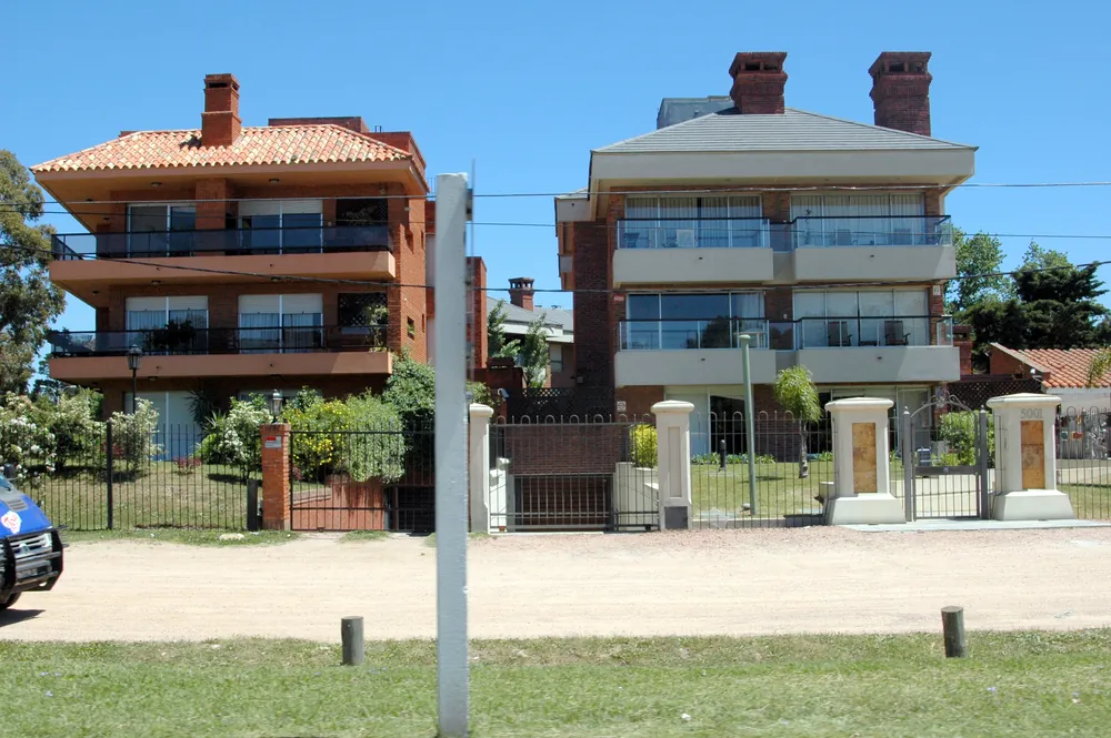 Casas de dos plantas sobre Avenida de las Américas, en Parque Miramar, Ciudad de la Costa