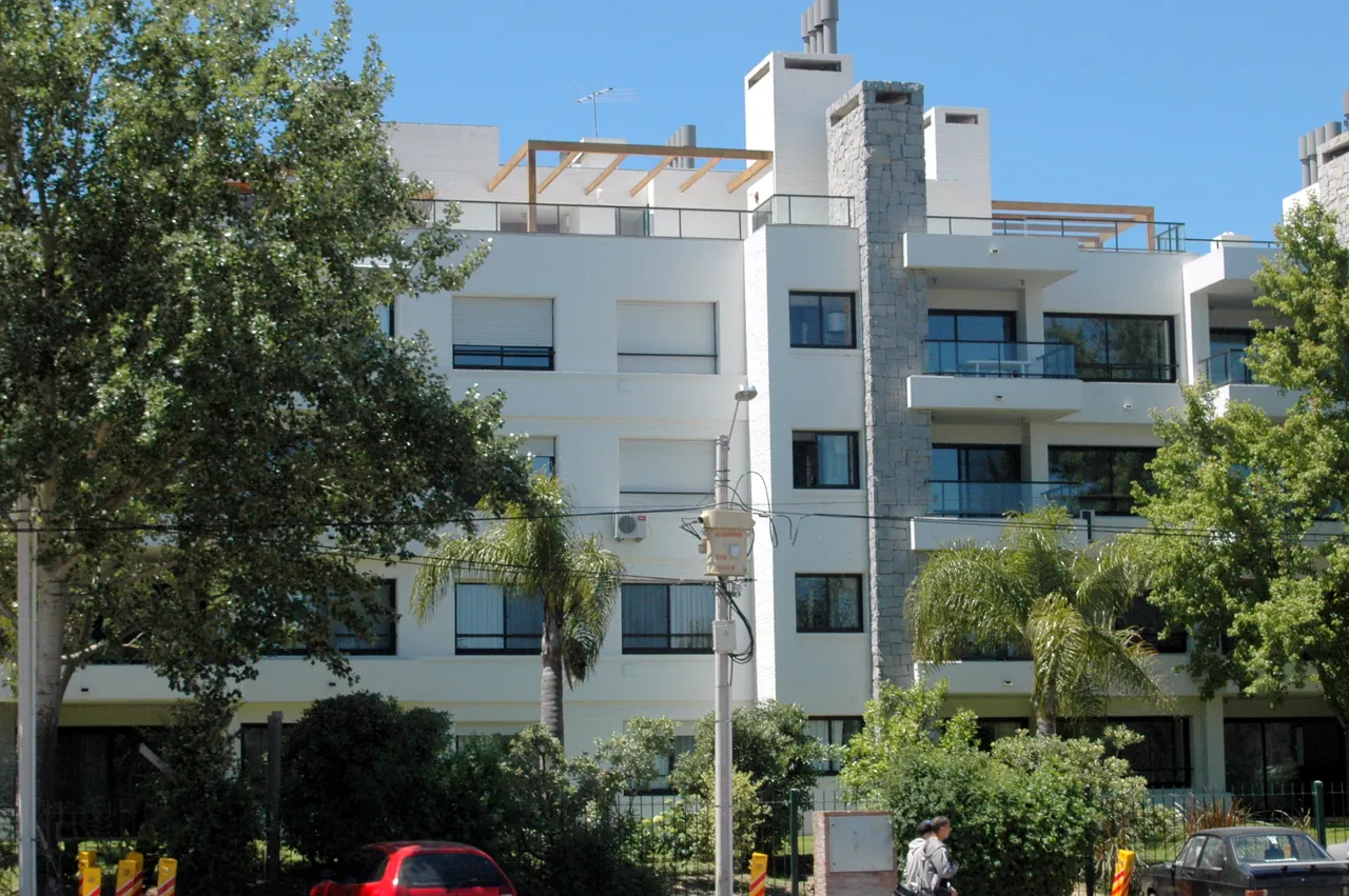 Edificio de apartamentos moderno sobre Avenida de las Américas, en Parque Miramar, Ciudad de la Costa
