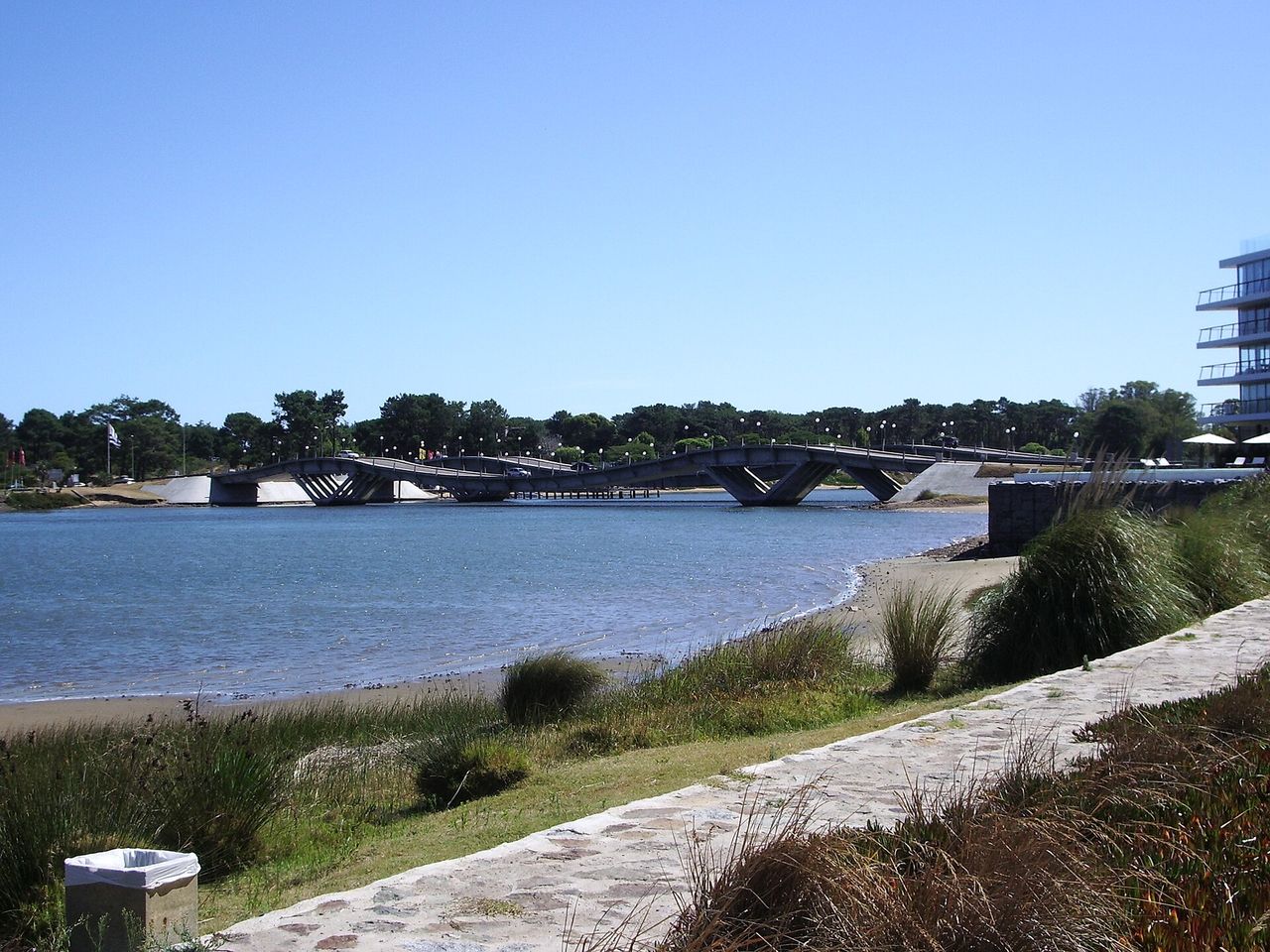 Puente Leonel Viera, el puente ondulado de acceso a La Barra, Maldonado, visto desde la costa del Arroyo Maldonado
