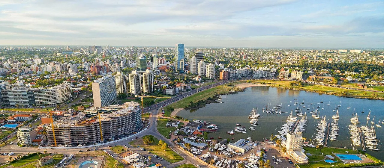Vista aérea de Puerto del Buceo con la marina deportiva y las torres del World Trade Center de fondo