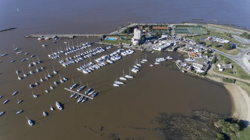 Puerto del Buceo con veleros amarrados frente al Yacht Club Uruguayo