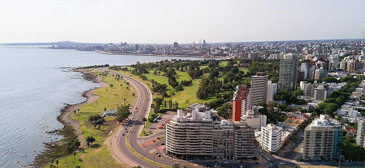Vista aérea de la costa de Punta Carretas, con el Club de Golf del Uruguay junto a la Rambla y torres de apartamentos de fondo