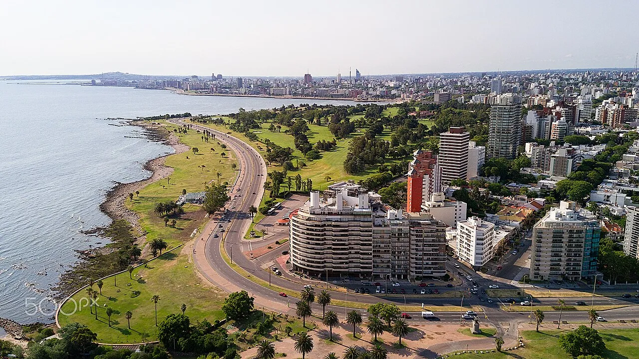 Vista aérea de la costa de Punta Carretas, con el Club de Golf del Uruguay junto a la Rambla y torres de apartamentos de fondo