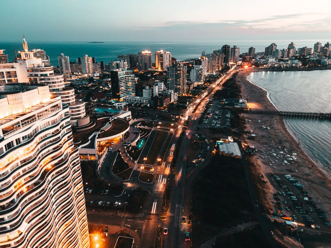Vista aérea nocturna del skyline y la costa de la península de Punta del Este junto al mar