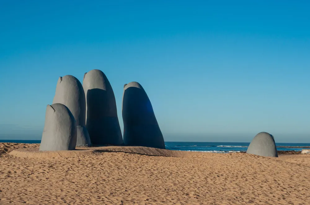 La Mano, escultura icónica de Playa Brava en Punta del Este, con el mar de fondo
