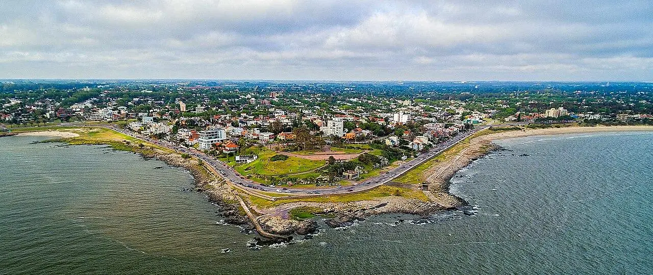 Vista aérea del promontorio de Punta Gorda, con la Plaza Virgilio en la punta y playas a ambos lados, Montevideo