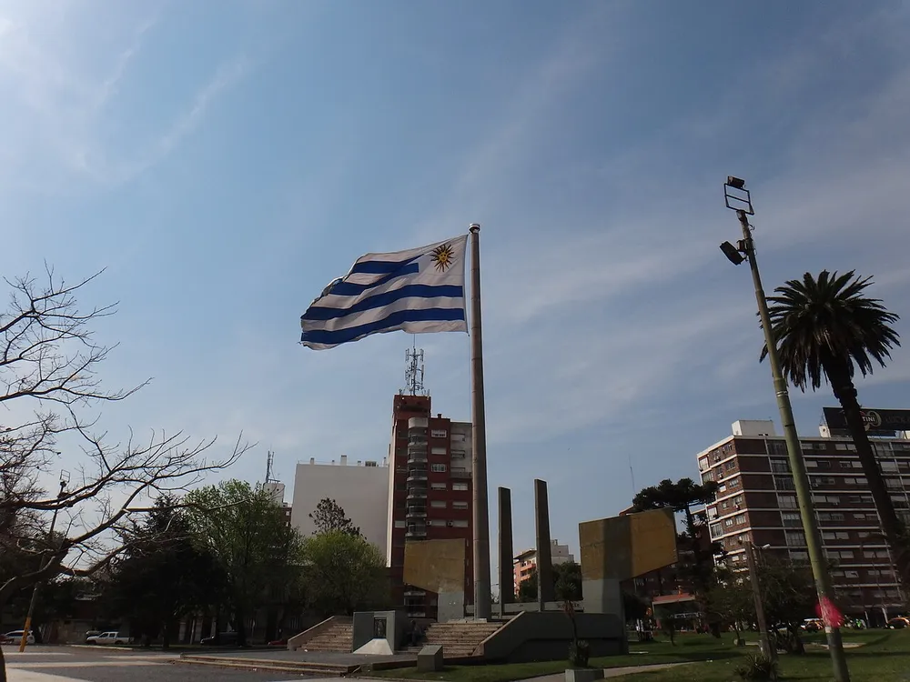 Monumento a la Bandera (mástil con la bandera de Uruguay) en la Plaza de la Democracia, barrio Tres Cruces, Montevideo