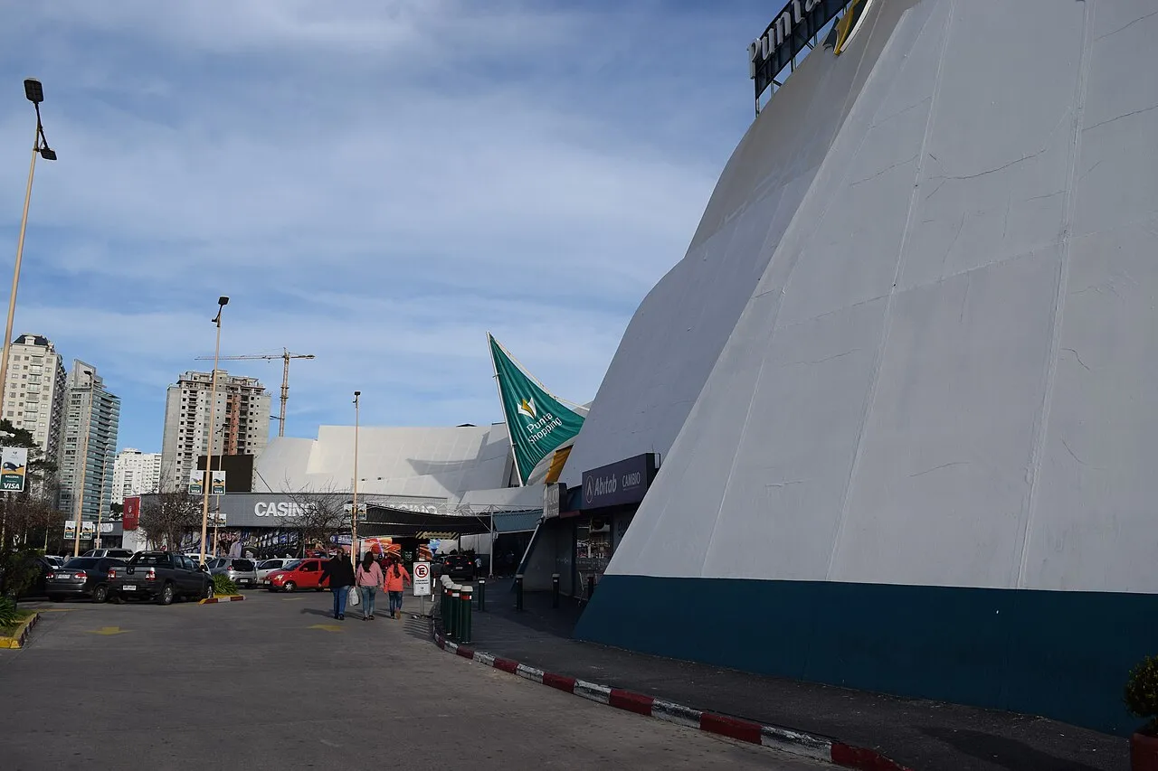 Fachada de Punta Shopping, el centro comercial junto a Aidy Grill, en Punta del Este