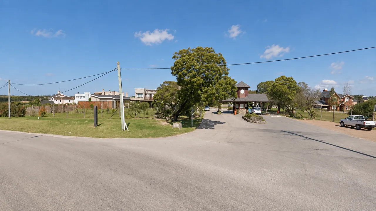 Entrada al barrio Altos de La Tahona sobre el Camino de los Horneros, en Canelones