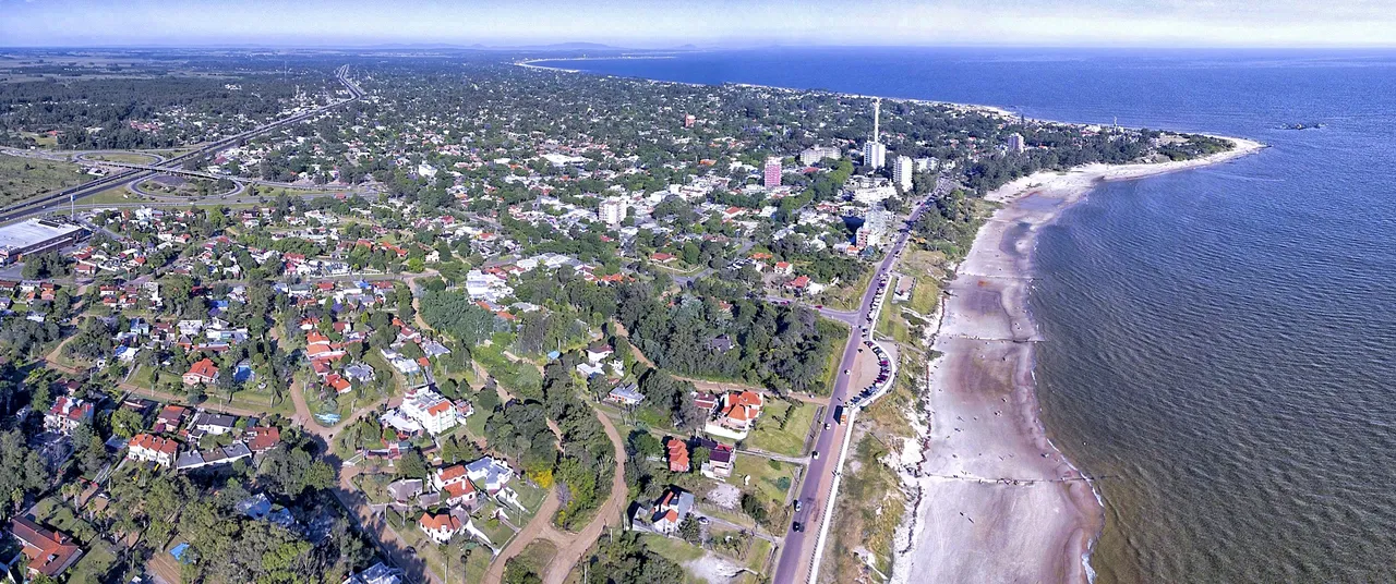 Vista aérea de la costa de Atlántida, Canelones, con la rambla y la playa sobre el Río de la Plata