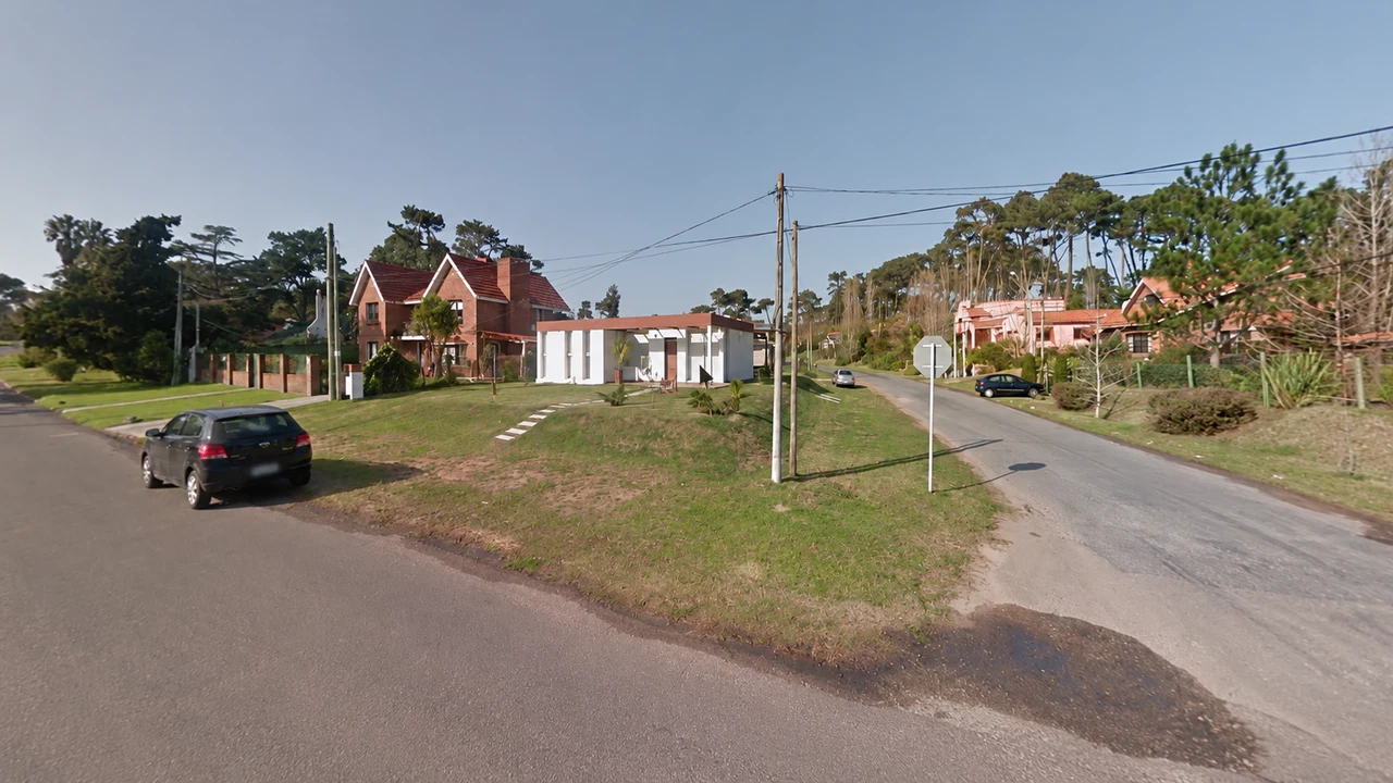 Calle arbolada con pinos y chalets en Barrio Córdoba, Punta del Este, Maldonado
