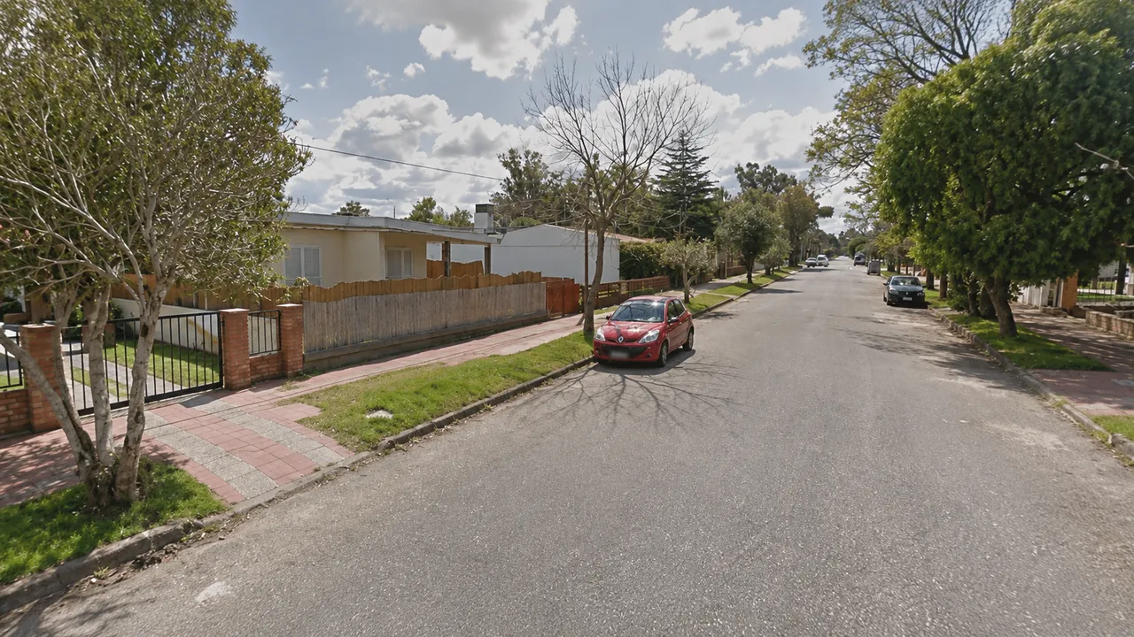 Calle residencial con casas de una planta, rejas y patios en Barrio Country, Piriápolis, Maldonado