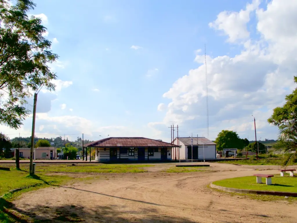 Edificio de la ex estación de Empalme Olmos, Canelones, frente a la plaza
